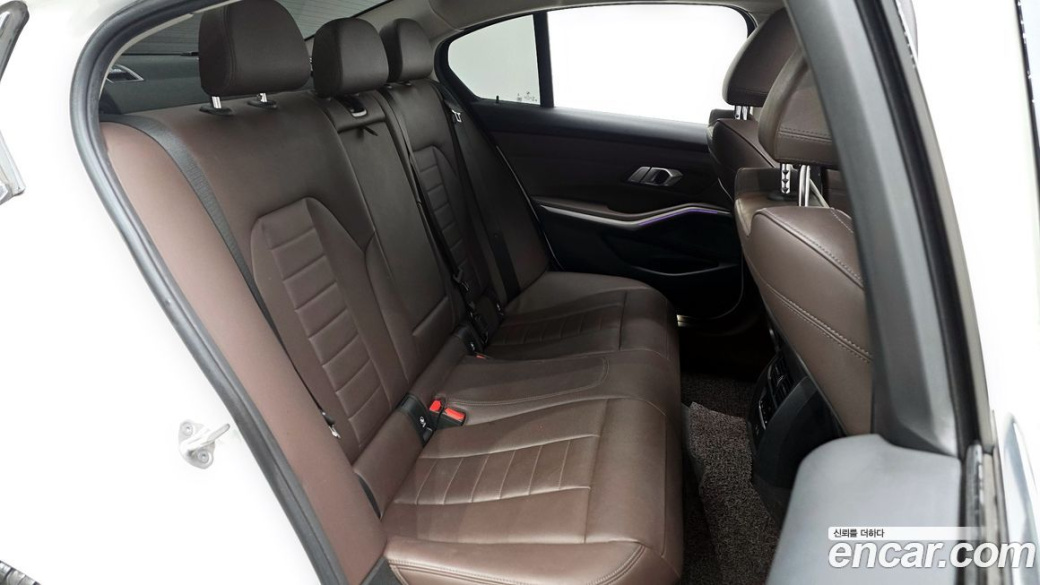 BMW 3-Series 320i Luxury, 2022