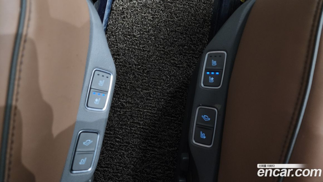 Hyundai Staria 4WD Lounge 7-Seater, 2022