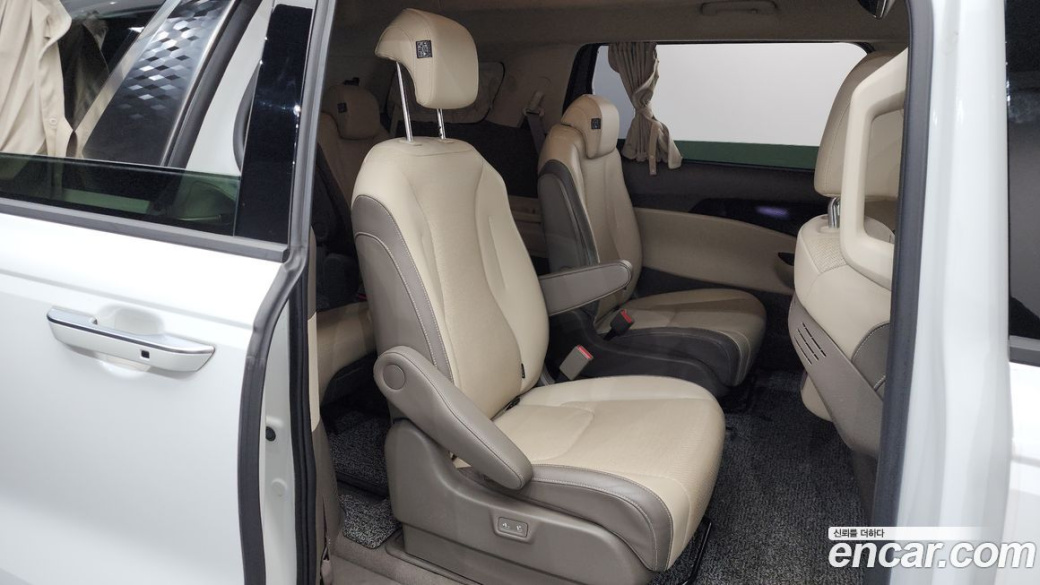 Kia Carnival 9-Seater Hi-Limousine, 2023