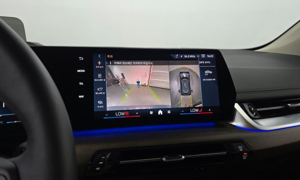 BMW 2-Series 220i Luxury, 2025