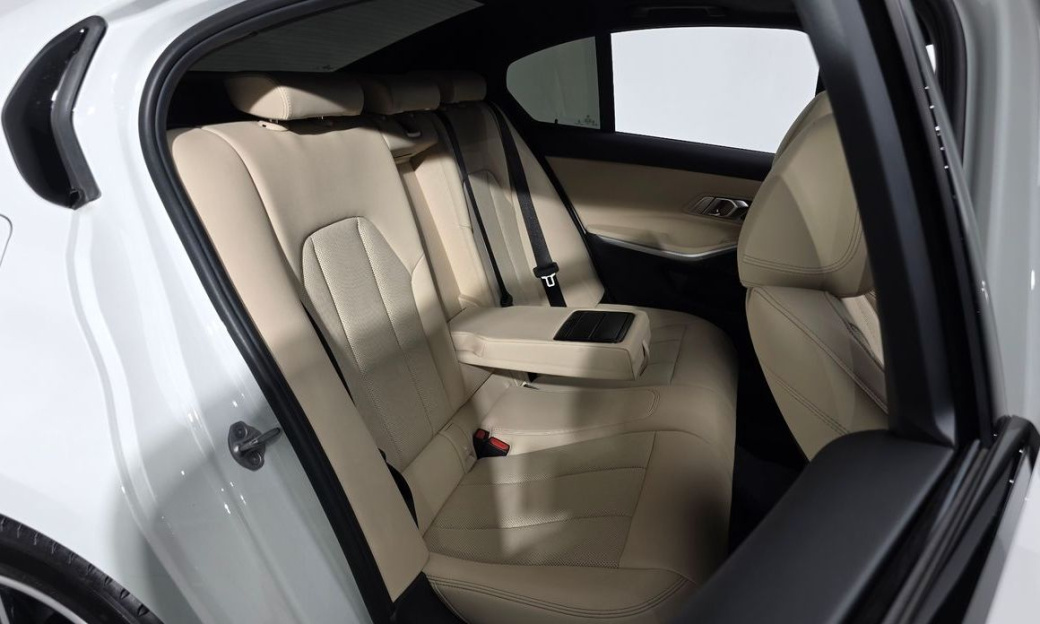 BMW 3-Series 320i M Sport, 2024