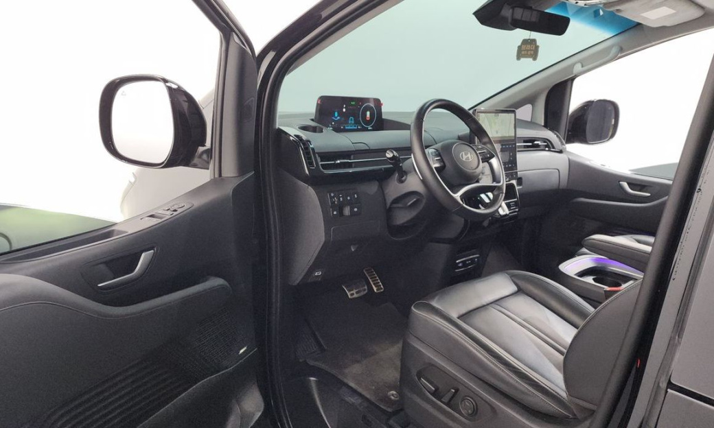 Hyundai Staria 4WD Lounge 7-Seater, 2025
