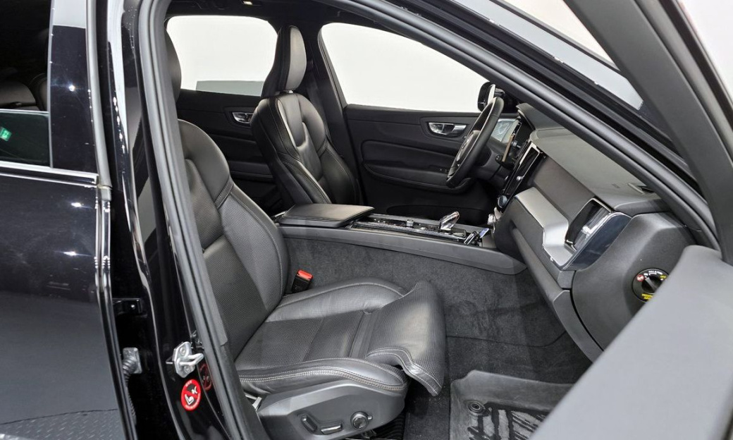 Volvo XC60 B6 R-Design, 2022