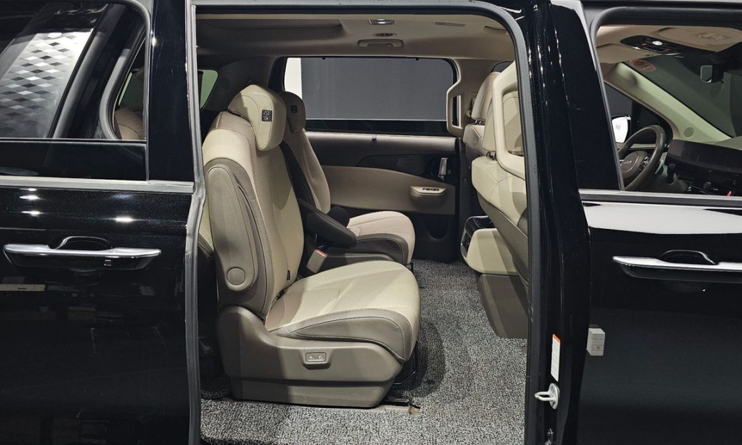 Kia Carnival 9-Seater Signature, 2024