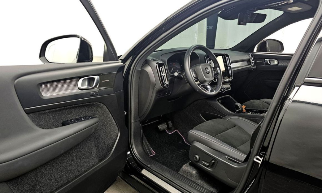 Volvo XC40 B4 Black Edition, 2025