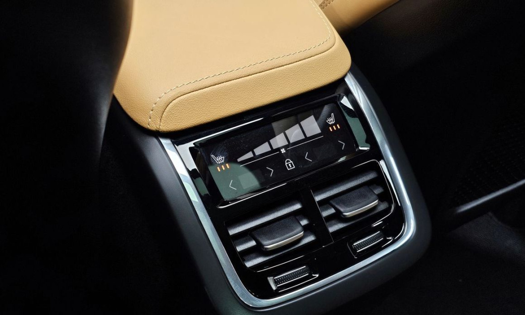 Volvo XC60 B6 Ultra Bright, 2025