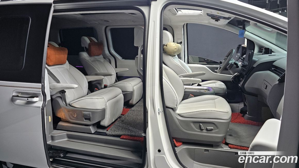 Hyundai Staria 4WD Lounge 7-Seater, 2025