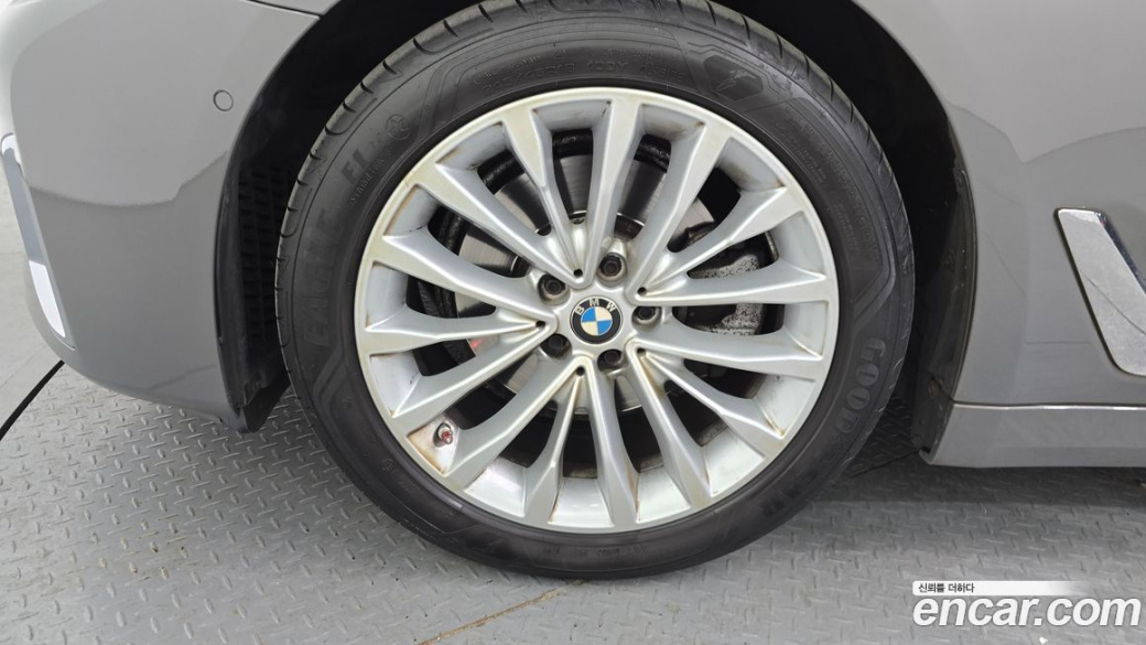 BMW 5-Series 520i Luxury, 2022