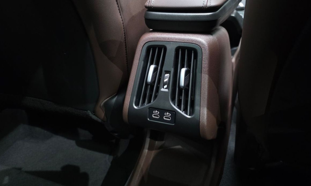BMW 2-Series 220i Luxury, 2025