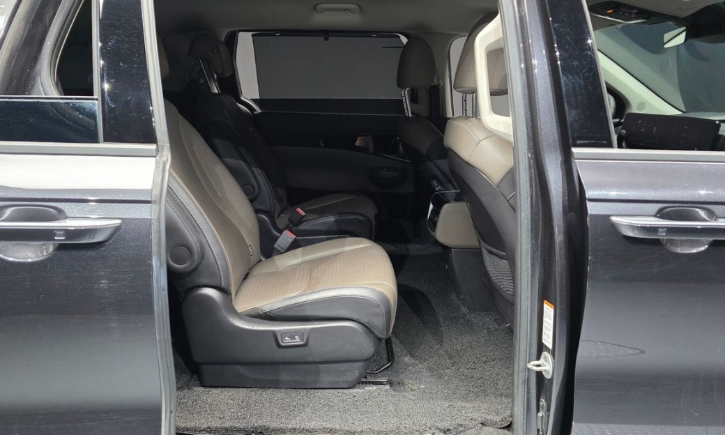 Kia Carnival 9-Seater Gravity, 2024
