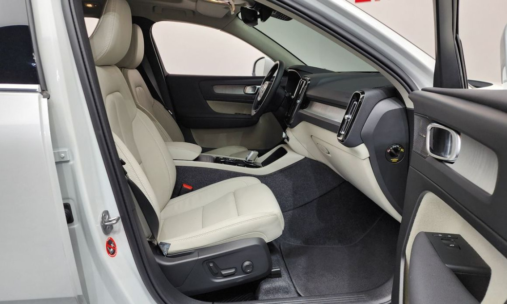 Volvo XC40 B4 Ultra Bright, 2025