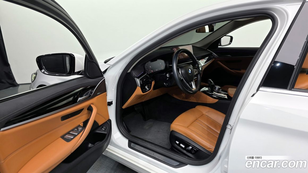 BMW 5-Series 520i Luxury, 2022