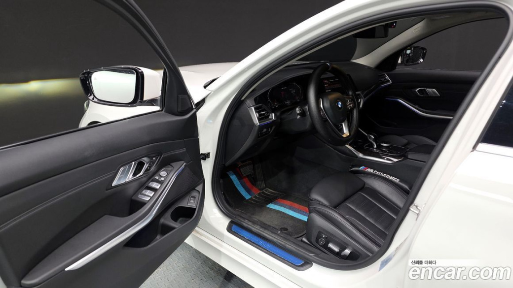 BMW 3-Series 320i Luxury, 2022