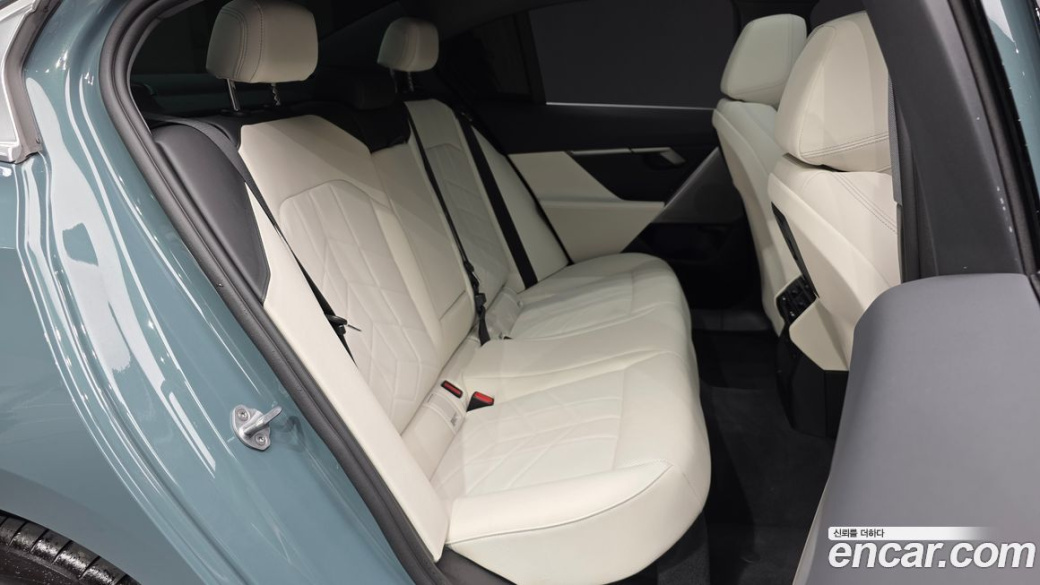 BMW 5-Series 520i, 2025