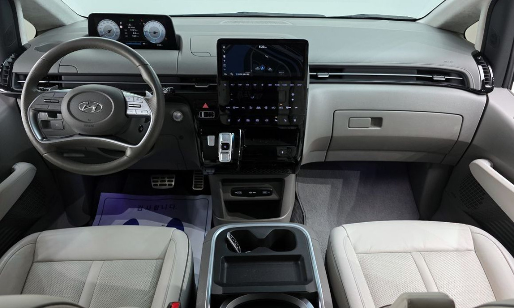 Hyundai Staria 4WD Lounge 9-Seater, 2023