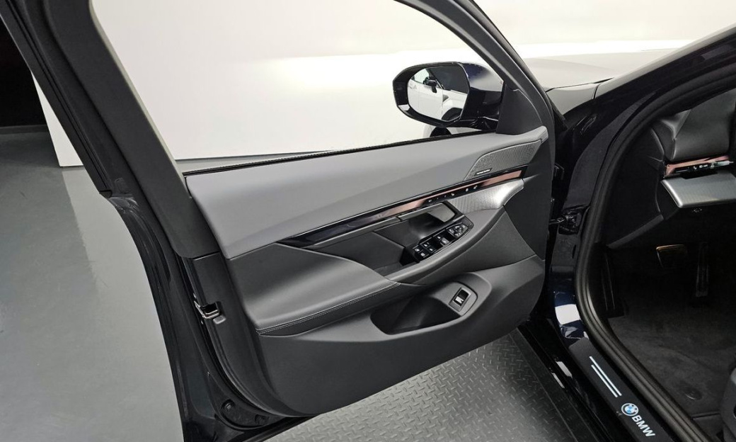 BMW 5-Series 530i xDrive M Sport, 2025