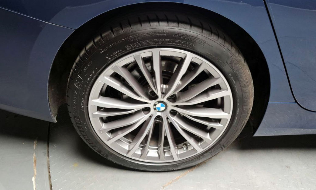 BMW 3-Series 320i Luxury, 2022