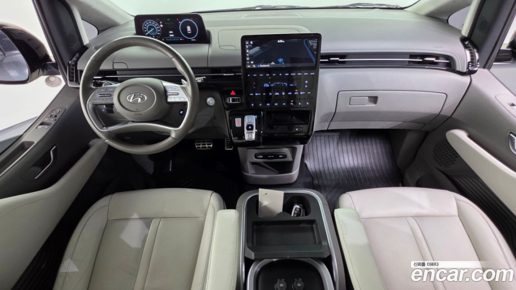 Hyundai Staria 4WD Lounge 7-Seater, 2023