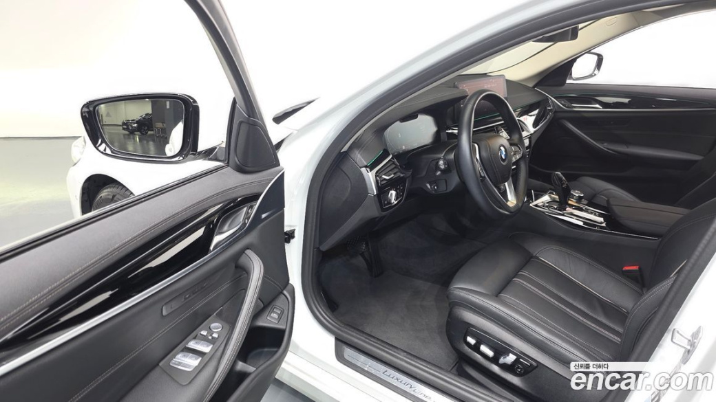 BMW 5-Series 520i Luxury, 2022
