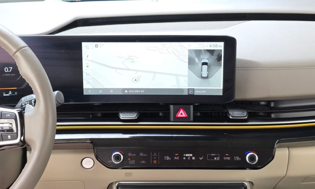 Kia Carnival 7-Seater Signature, 2024