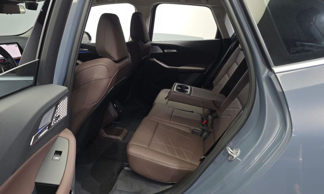 BMW 2-Series 220i Luxury, 2025
