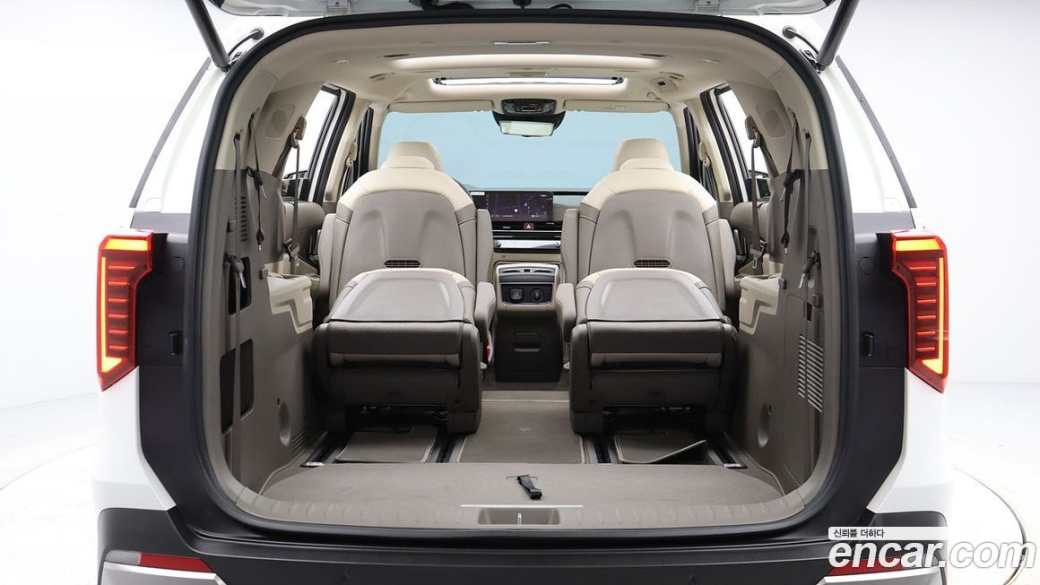 Kia Carnival 9-Seater Signature, 2024