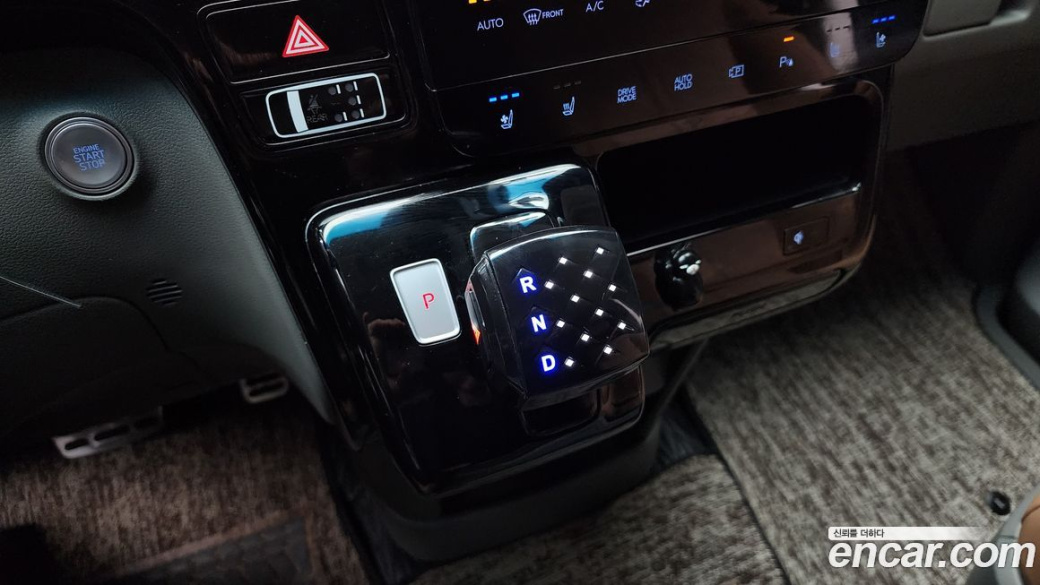 Hyundai Staria 4WD Lounge 7-Seater, 2023