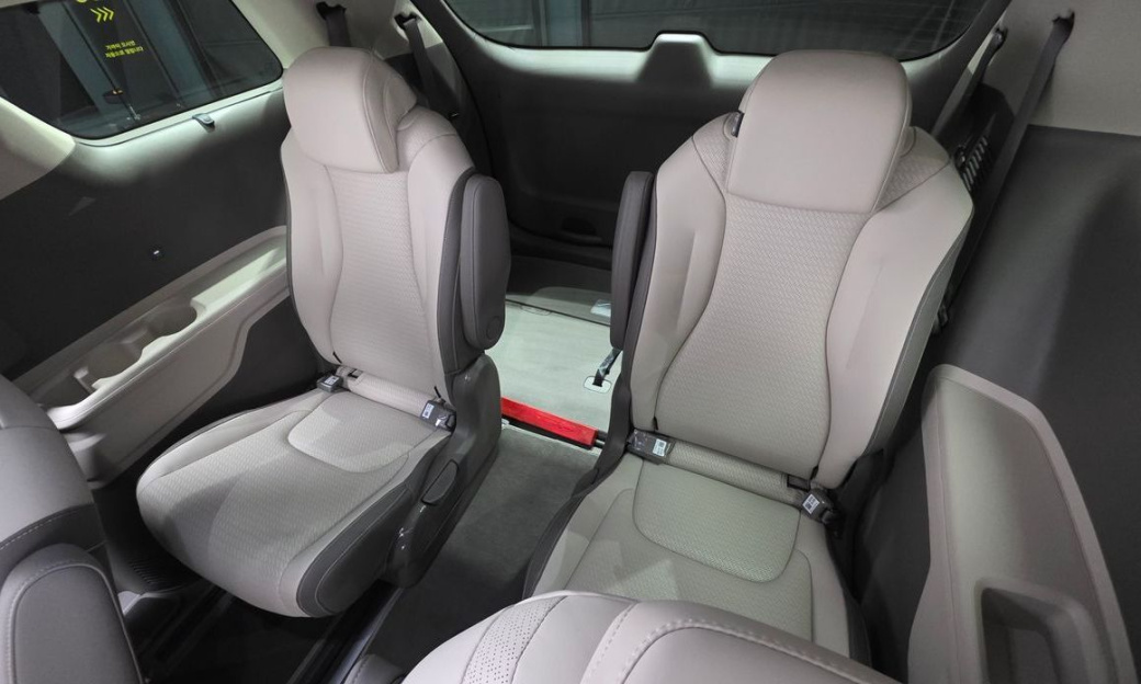 Kia Carnival 9-Seater Gravity, 2025