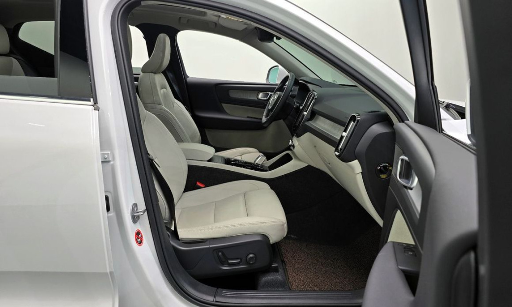Volvo XC40 B4 Ultra Bright, 2025