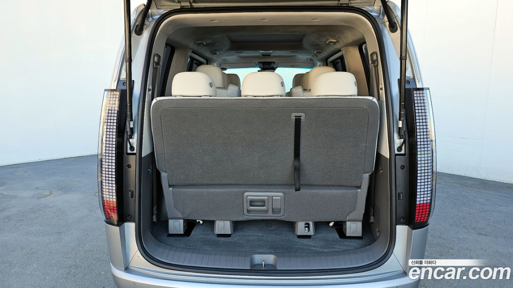 Hyundai Staria 4WD Lounge 9-Seater, 2023