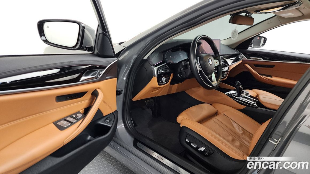 BMW 5-Series 520i Luxury, 2022