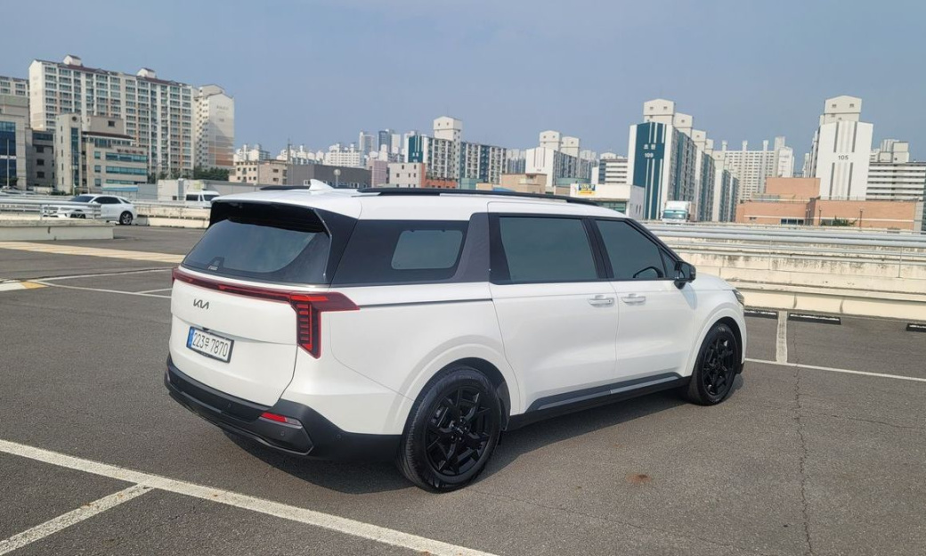 Kia Carnival 9-Seater Gravity, 2025