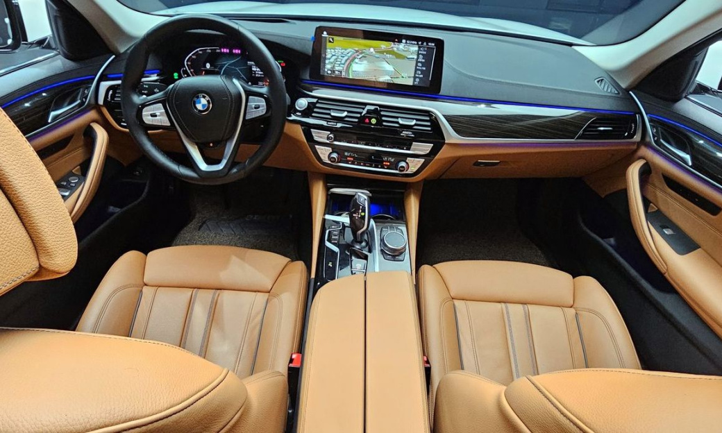 BMW 5-Series 520i Luxury, 2023