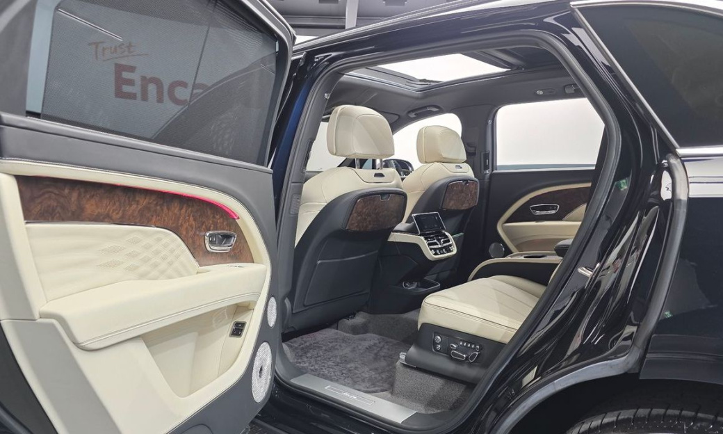 Bentley Bentayga 4.0 V8 EWB Azure, 2025