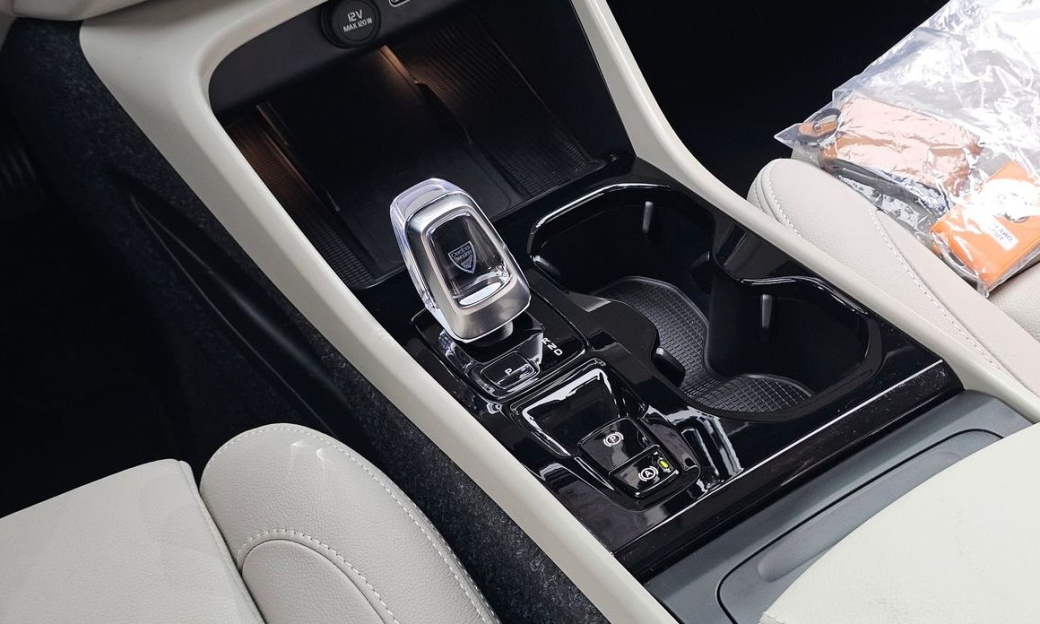 Volvo XC40 B4 Ultra Bright, 2025