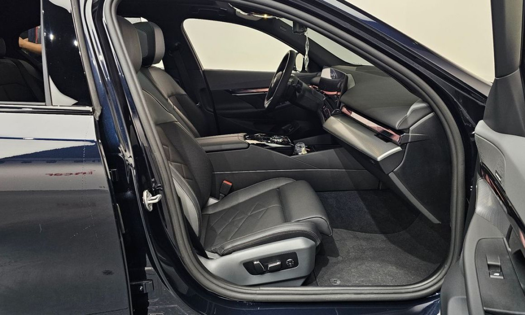 BMW 5-Series 530i xDrive M Sport, 2025