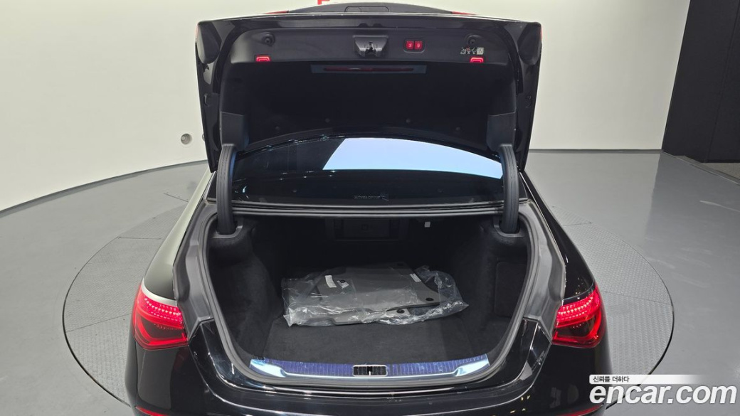 Mercedes-Benz S-Class S500L 4MATIC, 2023