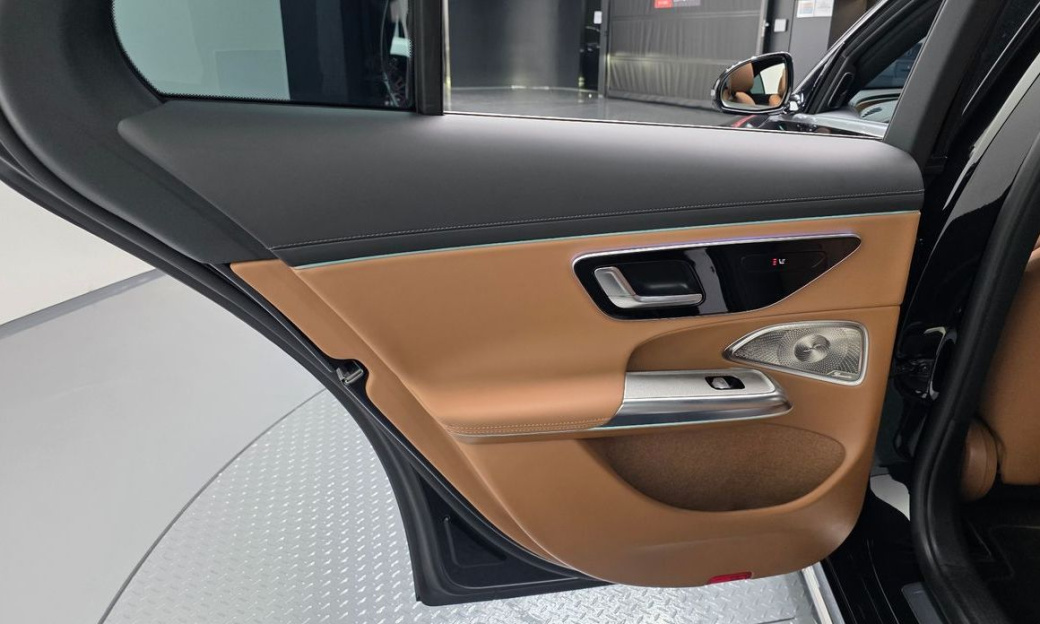 Mercedes-Benz E-Class E300 4MATIC AMG Line, 2025