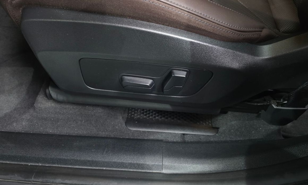 BMW 2-Series 220i Luxury, 2024
