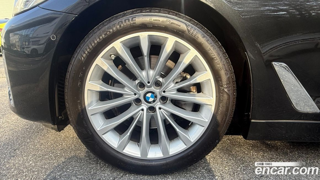 BMW 5-Series 520i Luxury, 2023