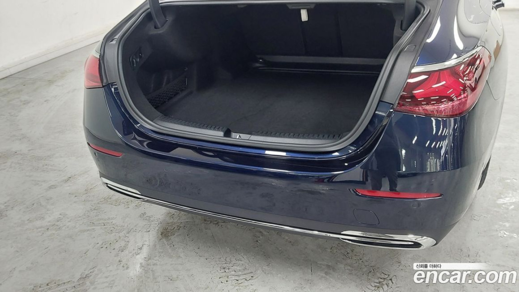 Mercedes-Benz E-Class E300 4MATIC Exclusive, 2025