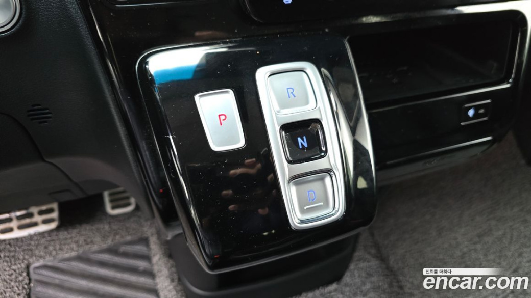 Hyundai Staria 4WD Lounge 9-Seater, 2022