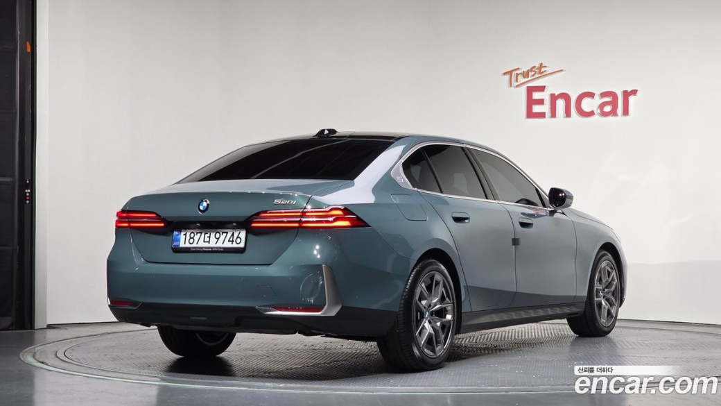 BMW 5-Series 520i, 2025