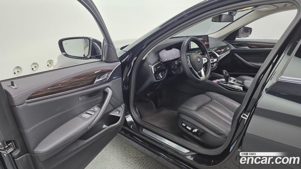 BMW 5-Series 520i Luxury, 2023