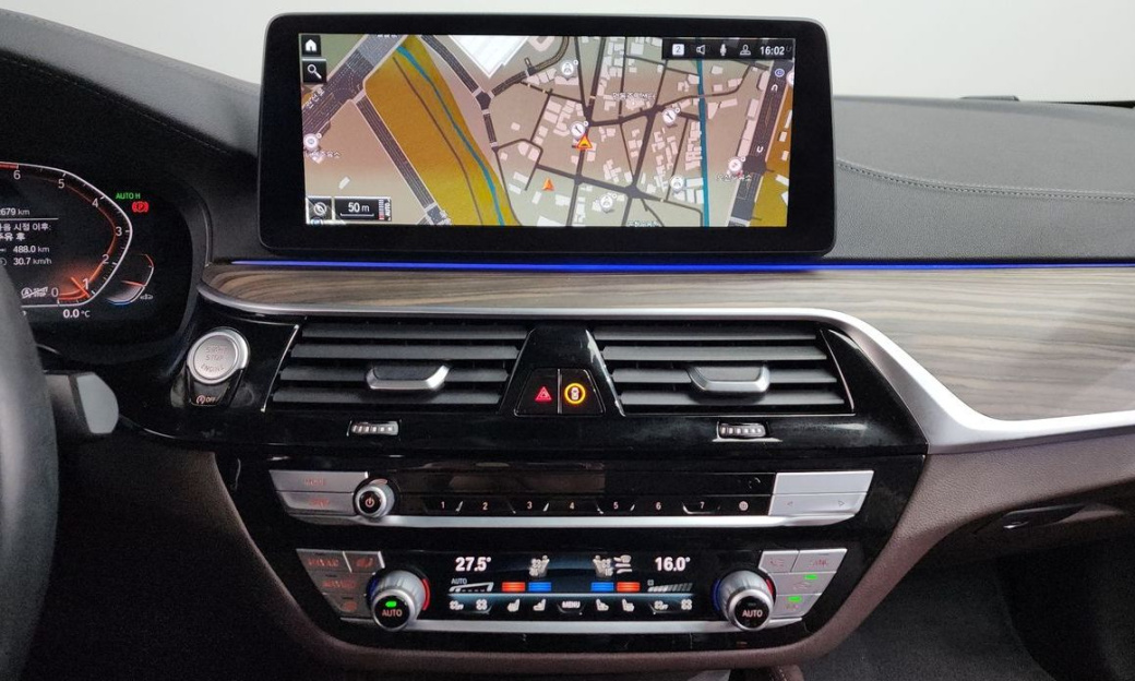 BMW 5-Series 530i Luxury, 2022