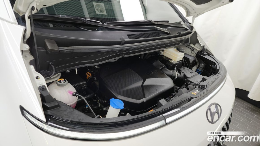 Hyundai Staria 4WD Lounge 9-Seater, 2022