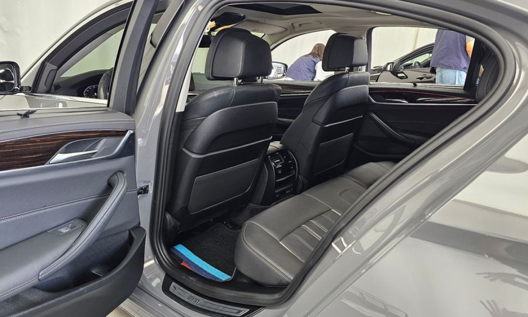 BMW 5-Series 520i Luxury, 2022