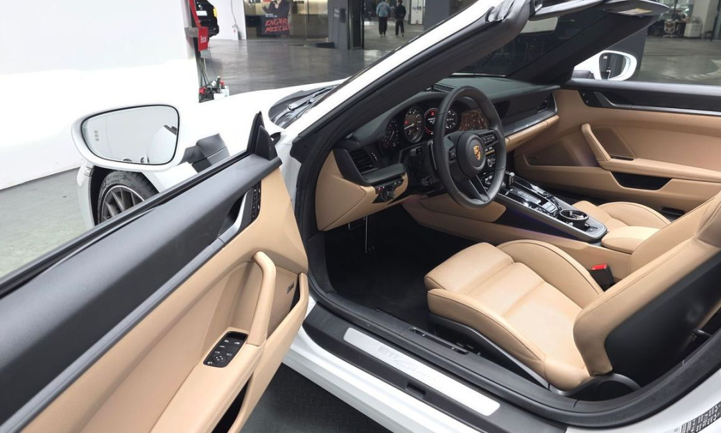 Porsche 911 Carrera Cabriolet, 2024