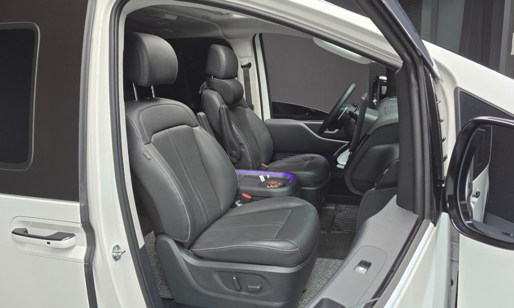 Hyundai Staria 4WD Lounge 9-Seater, 2025
