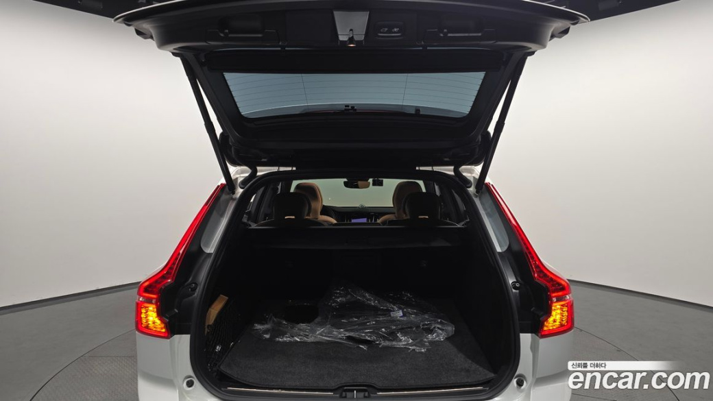 Volvo XC60 B5 Ultimate Bright, 2024